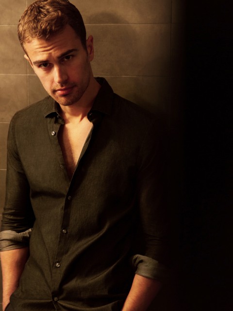 Theo James Fotoğrafı