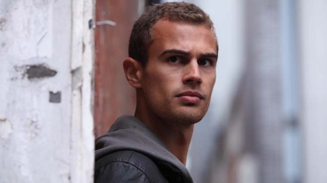 Theo James Fotoğrafı