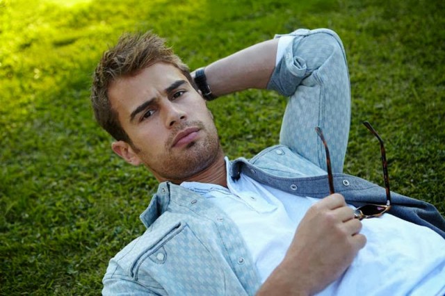 Theo James Fotoğrafı