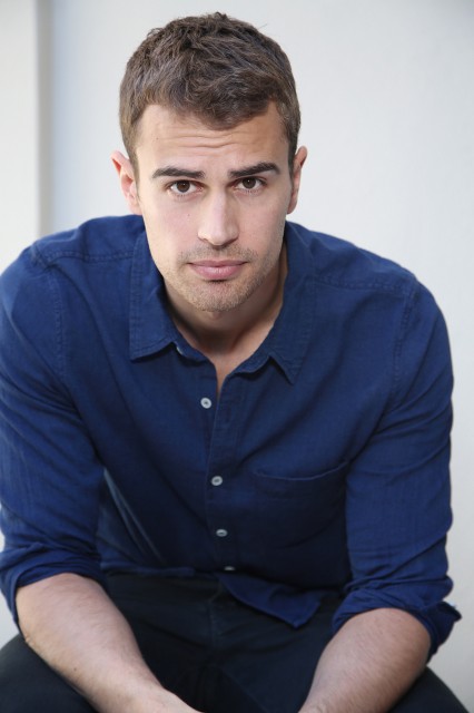 Theo James Fotoğrafı