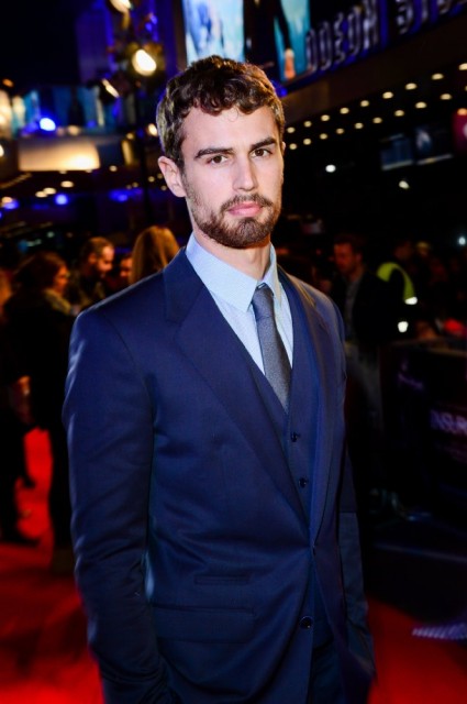Theo James fotoğrafı