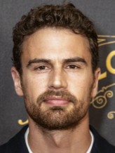Theo James fotoğrafı