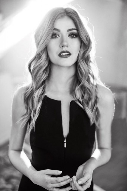 Katherine McNamara fotoğrafı
