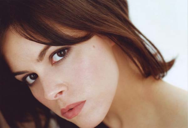 Emily Hampshire Fotoğrafı