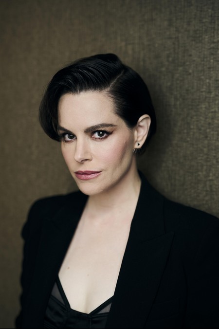 Emily Hampshire Fotoğrafı