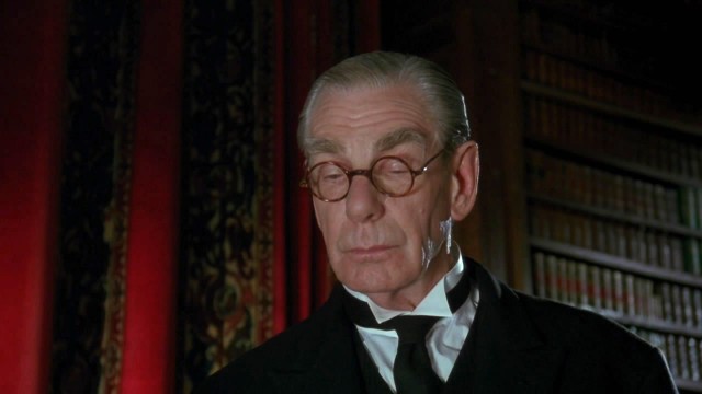 Michael Gough fotoğrafı