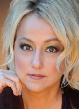 Yvonne Suhor fotoğrafı