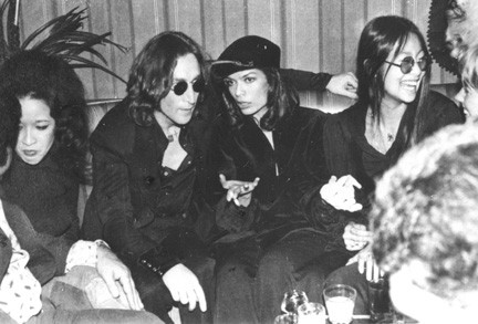 May Pang fotoğrafı