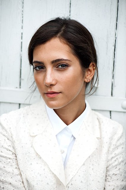 Sarah-sofie Boussnina fotoğrafı