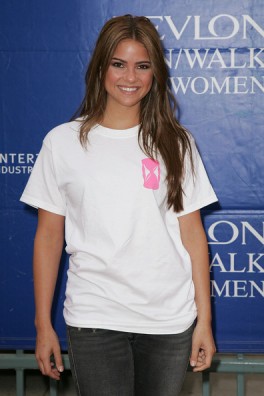 Shelley Hennig Fotoğrafı