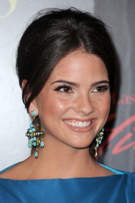 Shelley Hennig Fotoğrafı