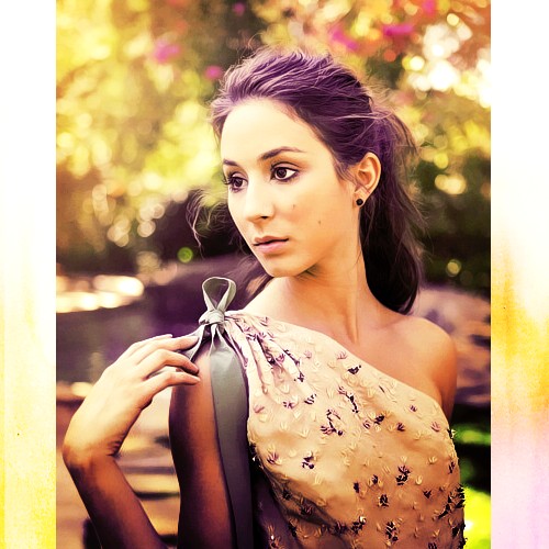 Troian Bellisario Fotoğrafı