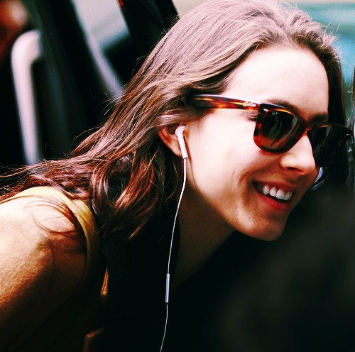 Troian Bellisario Fotoğrafı