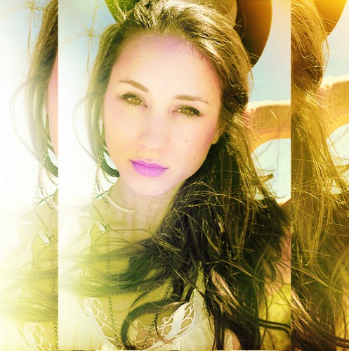 Troian Bellisario Fotoğrafı