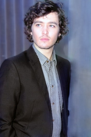 Alexander Vlahos fotoğrafı