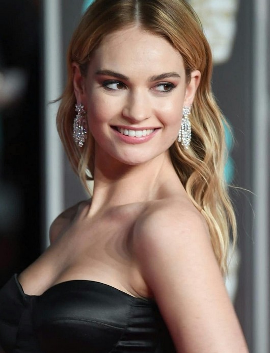 Lily James Fotoğrafı