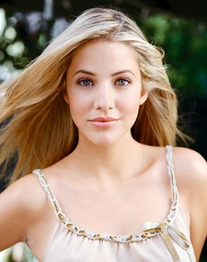 Julie Gonzalo Fotoğrafı