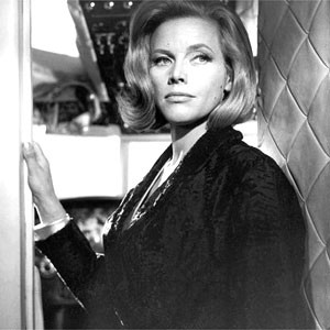 Honor Blackman fotoğrafı