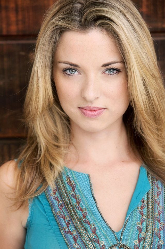 Elizabeth Howell (ı) fotoğrafı