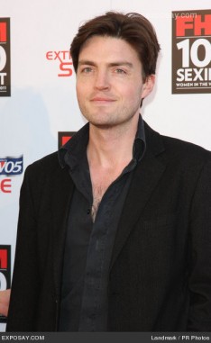 Tom Burke fotoğrafı