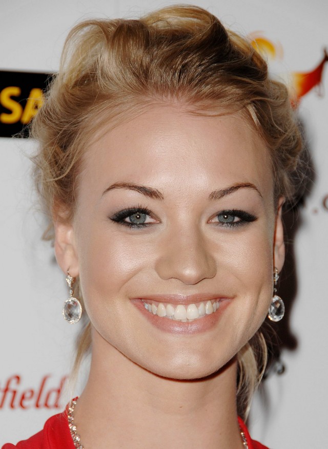 Yvonne Strahovski Fotoğrafı