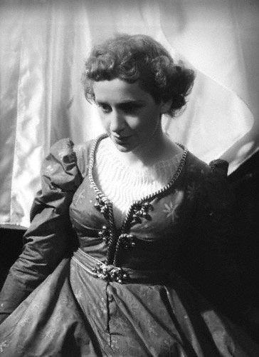 Peggy Ashcroft fotoğrafı