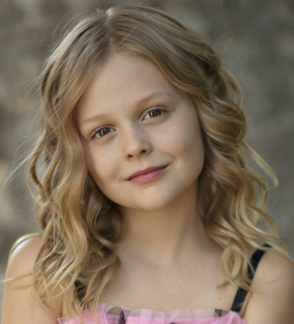 Emily Alyn Lind Fotoğrafı