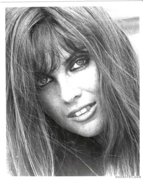 Caroline Munro fotoğrafı