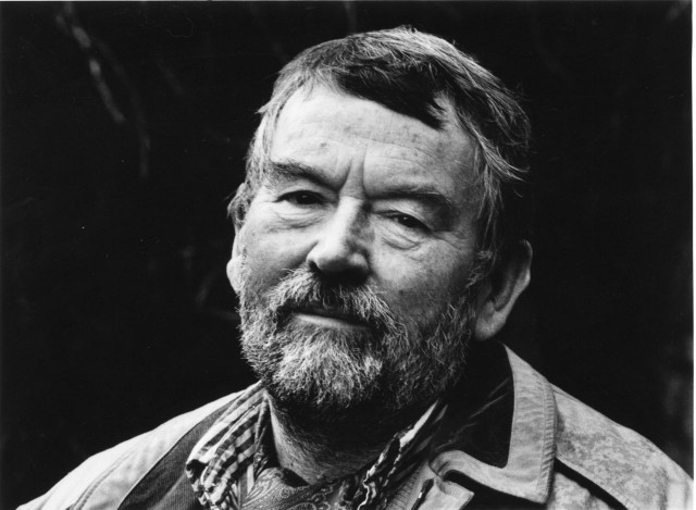 John Fowles fotoğrafı