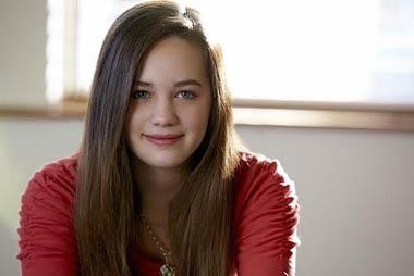 Mary Mouser Fotoğrafı