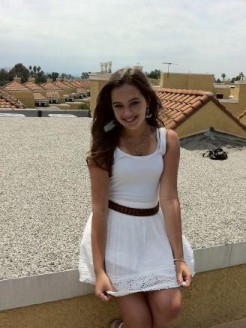 Mary Mouser Fotoğrafı