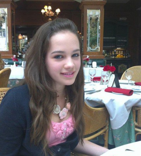 Mary Mouser fotoğrafı