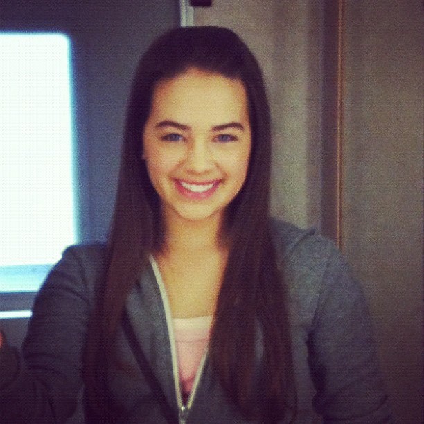 Mary Mouser Fotoğrafı