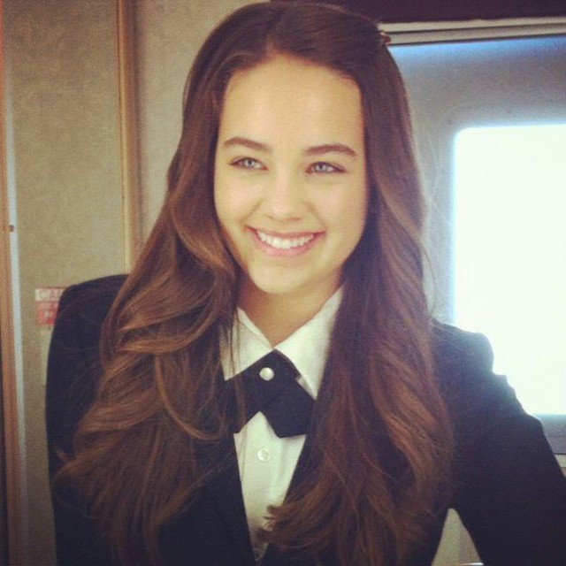 Mary Mouser Fotoğrafı