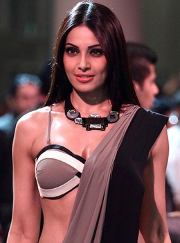 Esha Gupta Fotoğrafı