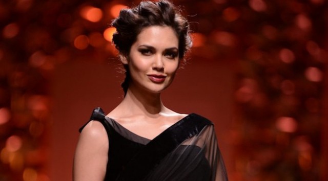 Esha Gupta Fotoğrafı