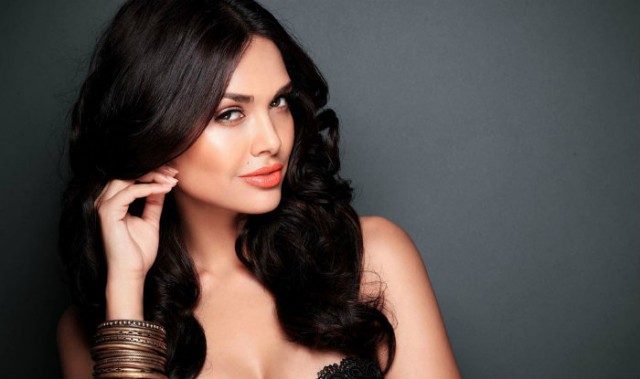 Esha Gupta Fotoğrafı