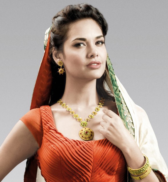 Esha Gupta Fotoğrafı