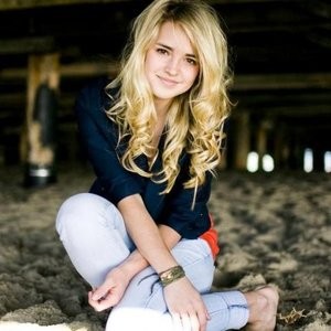 Katelyn Tarver Fotoğrafı
