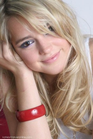 Katelyn Tarver Fotoğrafı