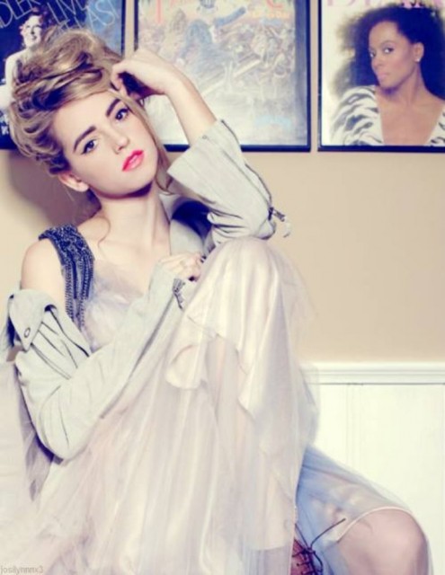 Katelyn Tarver Fotoğrafı