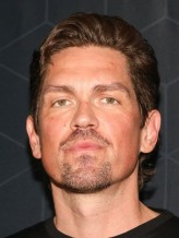 Steve Howey fotoğrafı