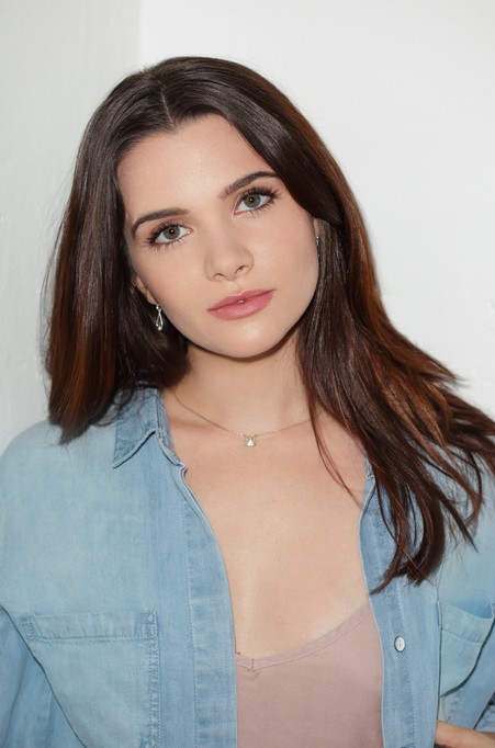 Katie Stevens fotoğrafı