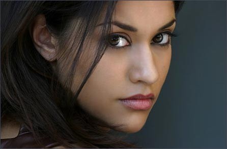 Janina Gavankar Fotoğrafı