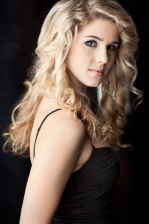 Emily Bett Rickards Fotoğrafı