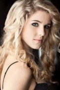 Emily Bett Rickards Fotoğrafı