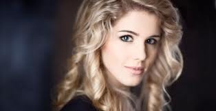 Emily Bett Rickards Fotoğrafı