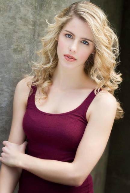 Emily Bett Rickards Fotoğrafı