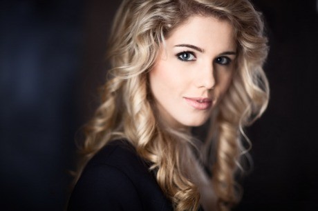 Emily Bett Rickards Fotoğrafı