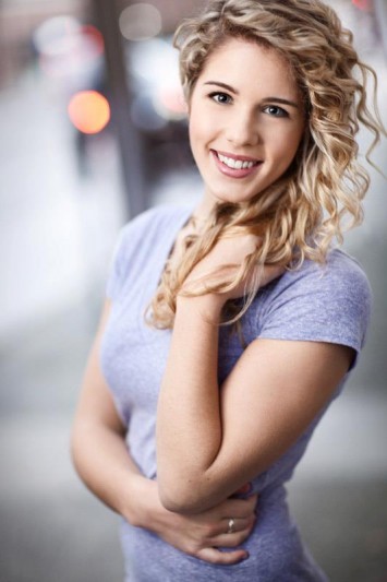 Emily Bett Rickards Fotoğrafı